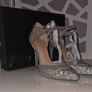 Betsey Johnson Women's Silver Glitter Heels NIB 9 Wedding Iris